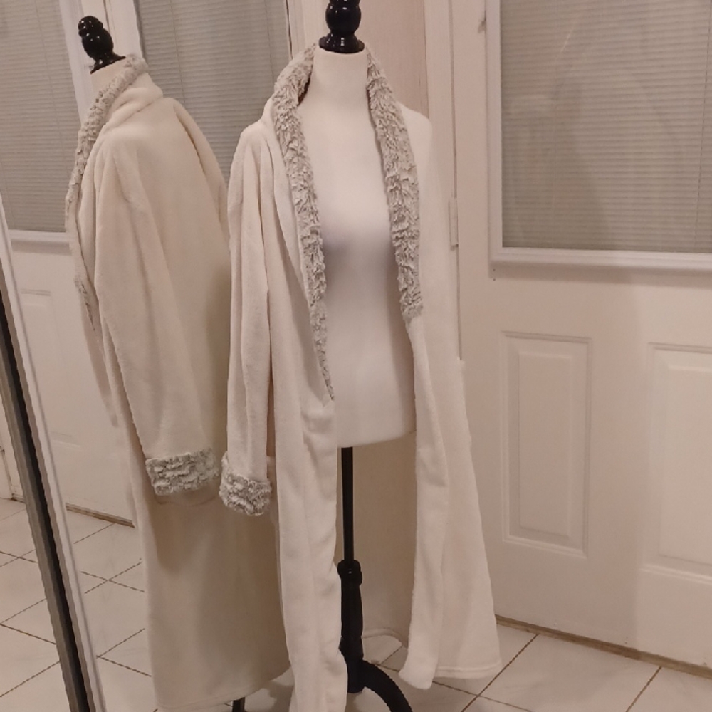 4/$30 Cozy White and Gray Long Robe - Size Medium